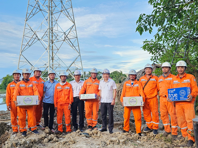 Lãnh đạo Điện lực Nông Cống đến động viên Đội xung kích PC Hậu Giang hỗ trợ thi công tại vị trí 141 đường dây 500kV mạch 3 trên địa bàn huyện Nông Cống