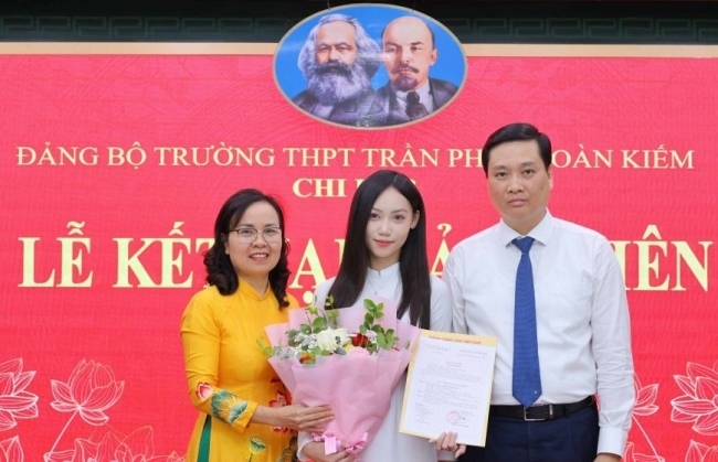 Hai nữ sinh trường THPT Trần Phú - Hoàn Kiếm được kết nạp Đảng