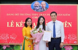 Hai nữ sinh trường THPT Trần Phú - Hoàn Kiếm được kết nạp Đảng