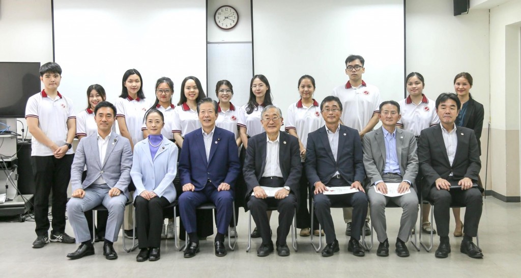 Cù Khánh Linh (thứ 3 từ trái sang, đứng) trong nhóm sinh viên đại diện cho Trường Đại học Việt Nhật (VJU) tiếp đón và giao lưu cùng các chính khách thuộc Đảng Công Minh (Komeito), Nhật Bản