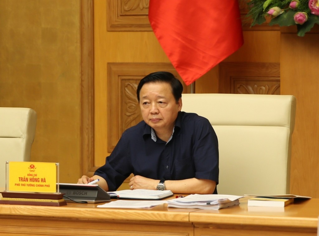 Phó Thủ tướng đặc biệt lưu ý đến việc phải tính toán kỹ lưỡng quy định về miễn, giảm tiền sử dụng đất đối với việc thu hút các dự án đầu tư, trong đó có những trường hợp chuyển tiếp - Ảnh VGP/Nguyễn Hoàng