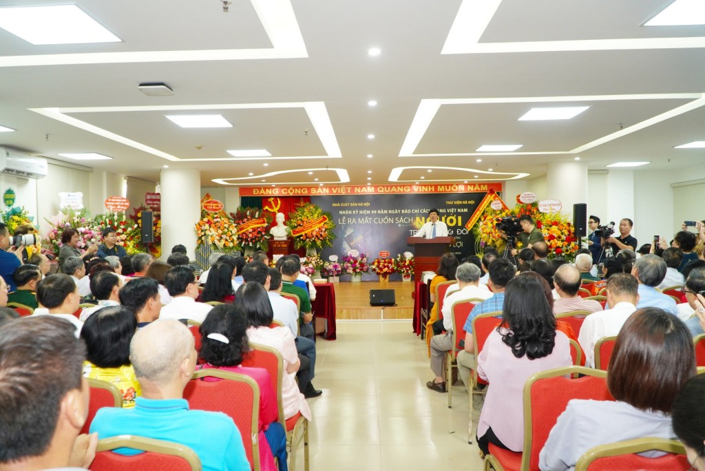 Buổi ra mắt sách của nhà báo Hồ Quang Lợi thu hút đông đảo độc giả đến tham dự