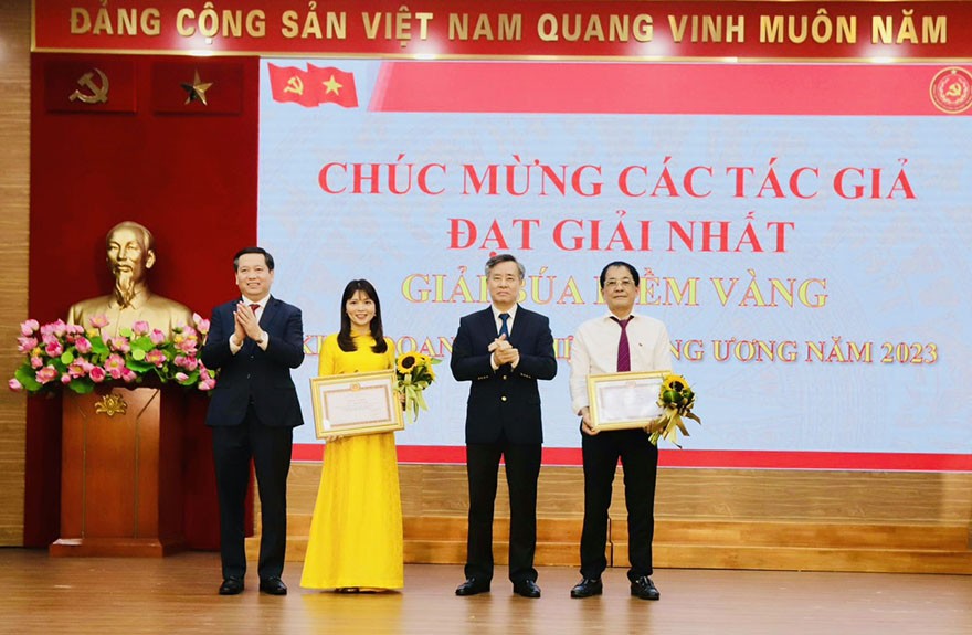 Đồng chí Nguyễn Thị Thu Hiền, Ban Tuyên giáo Đảng ủy nhận giải Nhất đối với  tác phẩm “Dấu ấn mở đường và hành trình đưa Nghị quyết “Tam nông” đi vào cuộc sống.