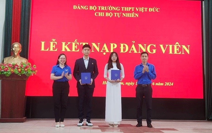 Trường THPT Việt Đức: Thêm hai học sinh được kết nạp Đảng
