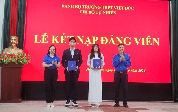 Hai học sinh Trường THPT Việt Đức được kết nạp Đảng, trẻ hóa đội ngũ đảng viên