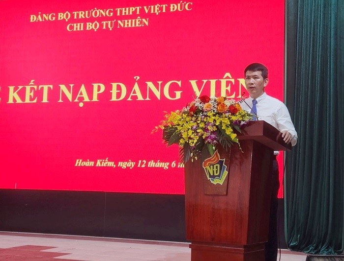 Hai học sinh Trường THPT Việt Đức được kết nạp Đảng, trẻ hóa đội ngũ đảng viên