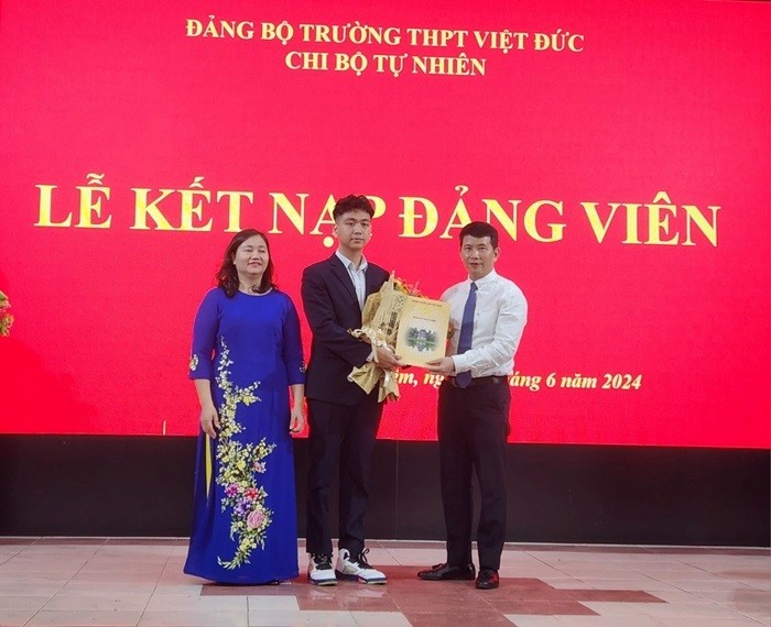 Trường THPT Việt Đức: Thêm hai học sinh được kết nạp Đảng