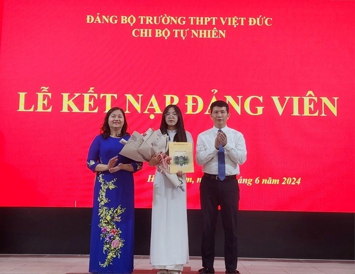 Trường THPT Việt Đức: Thêm hai học sinh được kết nạp Đảng