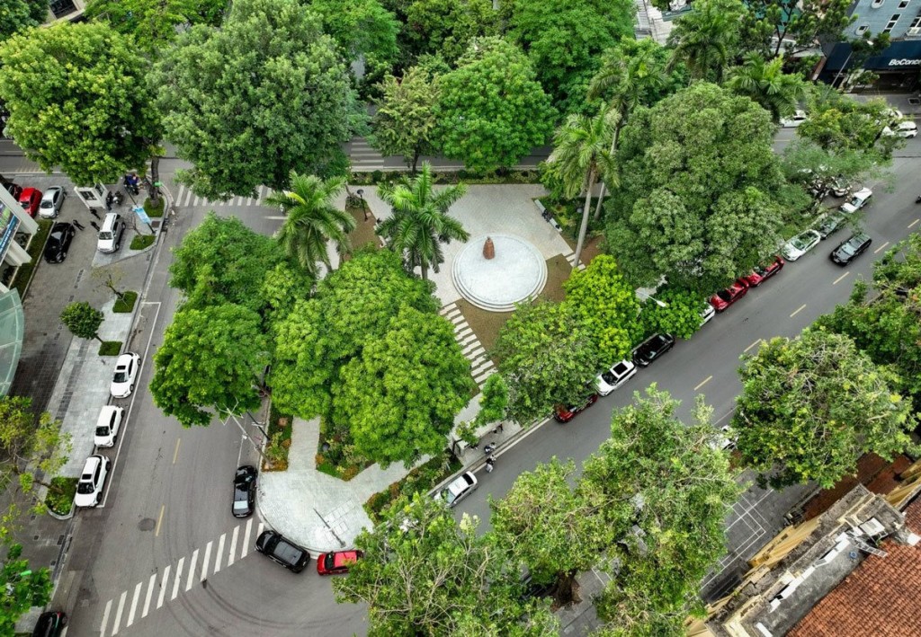 Vườn hoa Tao Đàn (quận Hoàn Kiếm) sau cải tạo cuối năm 2023, tăng thêm mảng xanh cho nội đô lịch sử. Ảnh: Quang Thái