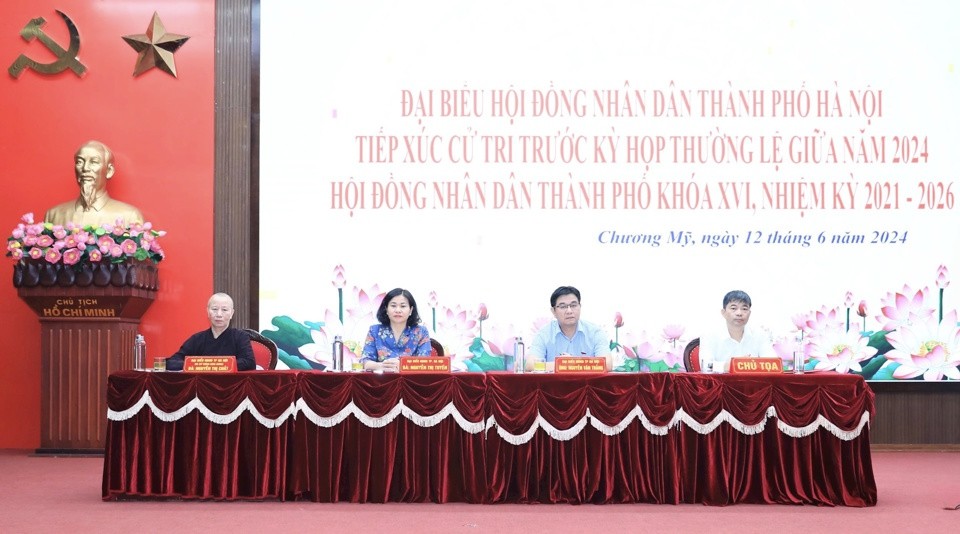 Phó Bí thư Thường trực Thành ủy Hà Nội Nguyễn Thị Tuyến và các đại biểu HĐND TP tiếp xúc cử tri huyện Chương Mỹ.