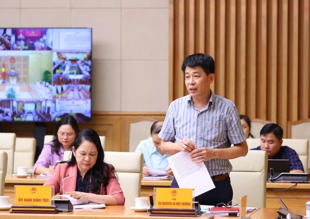 Ông Mai Văn Phấn, Cục trưởng Cục Đăng ký và Dữ liệu thông tin đất đai (Bộ TN&MT) phát biểu tại cuộc họp - Ảnh: VGP/Thu Cúc
