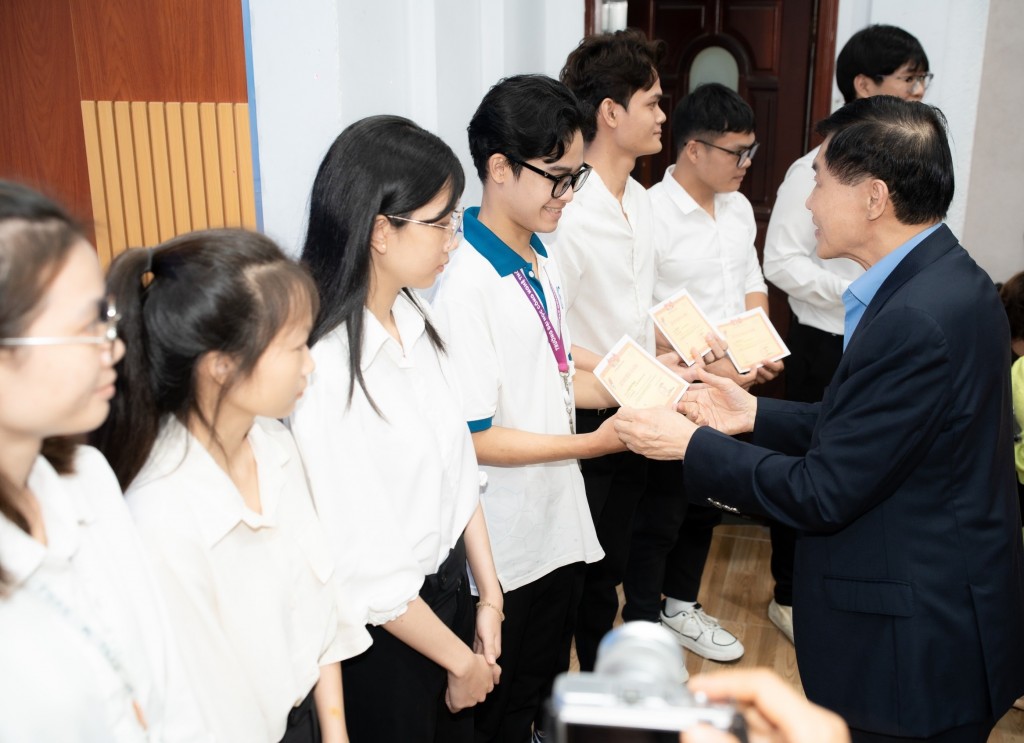 Ông Johnathan Hạnh Nguyễn trao học bổng trị giá 3,6 tỷ đồng cho học sinh, sinh viên vượt khó