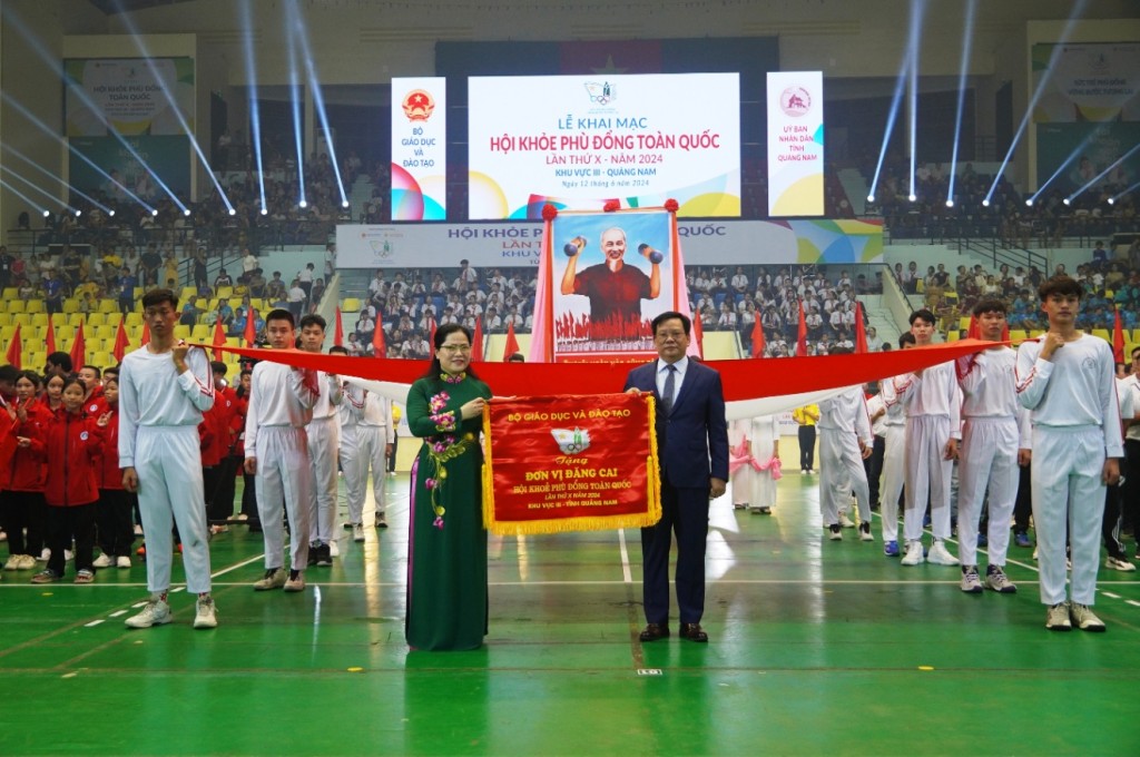 Thứ trưởng Bộ GD&ĐT Nguyễn Thị Kim Chi trao cờ cho đơn vị đăng cai HKPĐ toàn quốc khu vực  III.