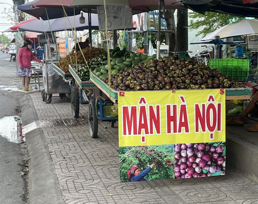 Trái cây tại các chợ được bày bán với giá rẻ