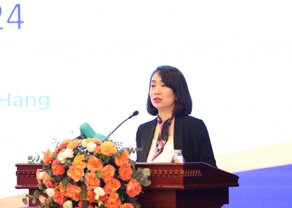 Đồng chí Nguyễn Thị Thanh Hằng - Phó Chủ tịch UBND quận Long Biên báo cáo tại hội nghị