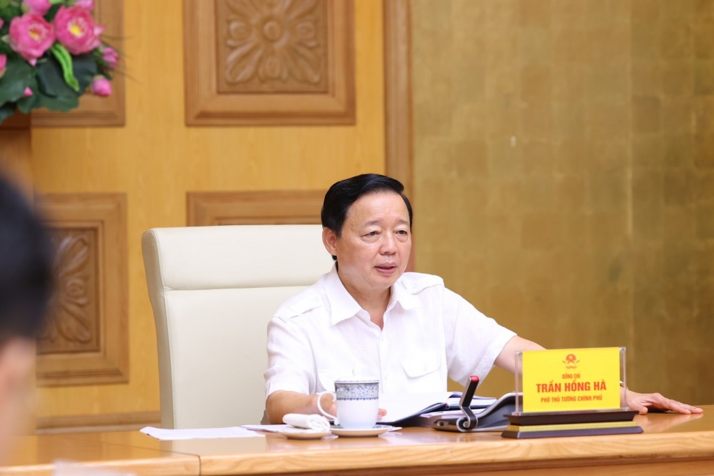Phó Thủ tướng Trần Hồng Hà chủ trì cuộc họp cho ý kiến hoàn thiện dự thảo Nghị định quy định chi tiết một số điều của Luật Nhà ở, tổ chức sáng 13/6 - Ảnh: VGP/Thu Cúc