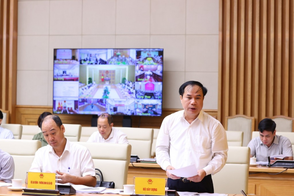 Thứ trưởng Bộ Xây dựng Nguyễn Văn Sinh phát biểu tại cuộc họp - Ảnh: VGP/Thu Cúc