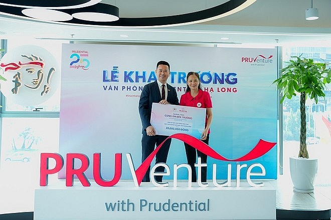 Tại lễ khai trương, Prudential đã trao tặng 20 suất học bổng trị giá 20.000.000 đồng  cho học sinh nghèo - thông qua Hội chữ thập đỏ tỉnh Quảng Ninh