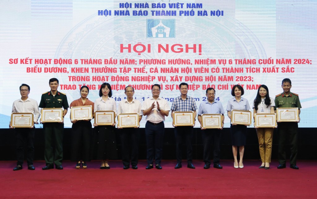 Đồng chí Nguyễn Việt Hùng, Giám đốc Sở Thông tin -Truyền thông thành phố Hà Nội trao bằng khen của UBND thành phố Hà Nội tới các tập thể có thành tích xuất sắc