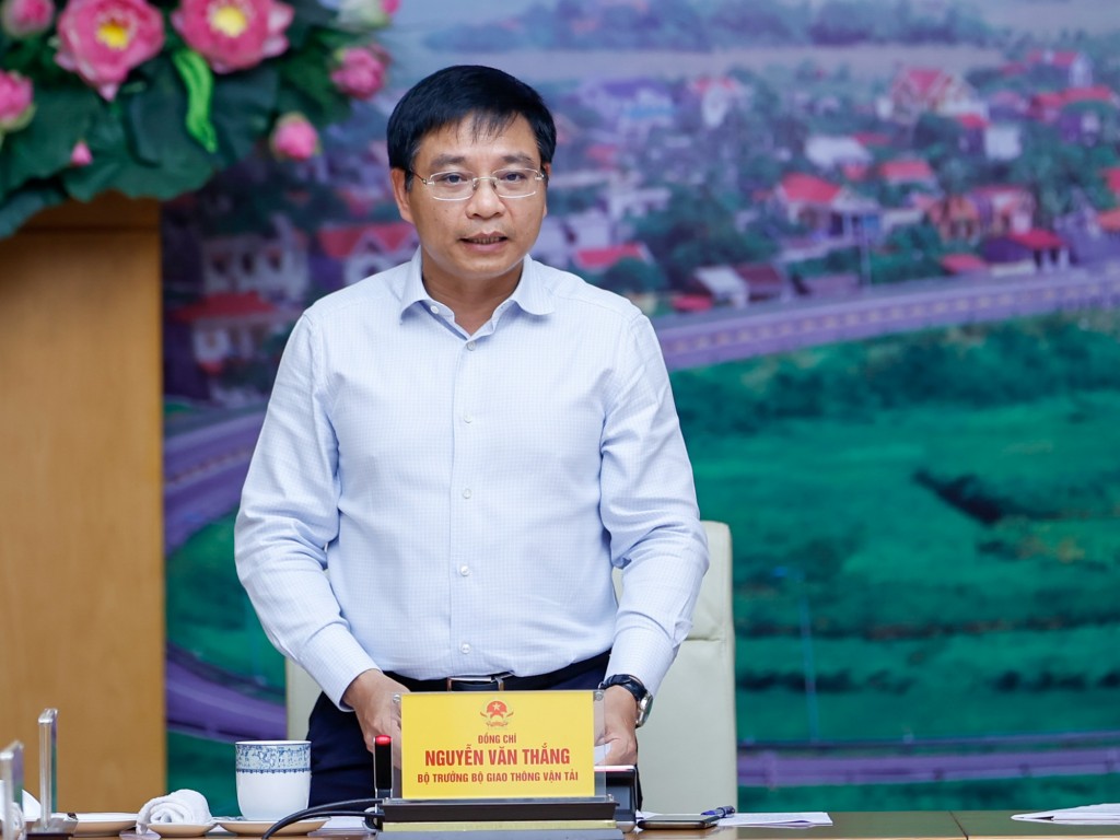 Bộ trưởng Bộ GTVT Nguyễn Văn Thắng báo cáo tại phiên họp - Ảnh: VGP/Nhật Bắc