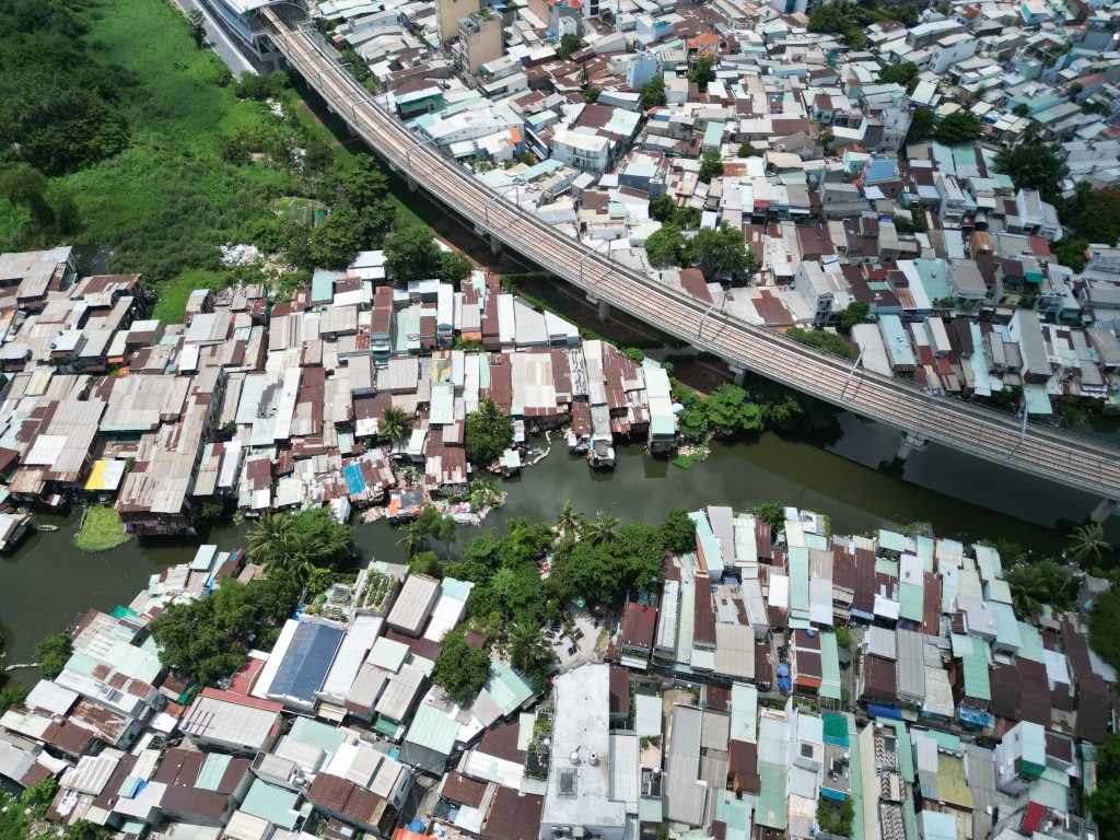 Nhiều người dân đánh giá, khu vực này đã làm mất cảnh quan của thành phố, đặc biệt khi nằm ngay dưới tuyến Metro số 1, nơi dự kiến sẽ trở thành phương tiện ưa thích của người dân và du khách đến TP HCM