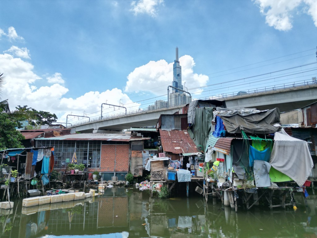 Nhiều người dân đánh giá, khu vực này đã làm mất cảnh quan của thành phố, đặc biệt khi nằm ngay dưới tuyến Metro số 1, nơi dự kiến sẽ trở thành phương tiện ưa thích của người dân và du khách đến TP HCM