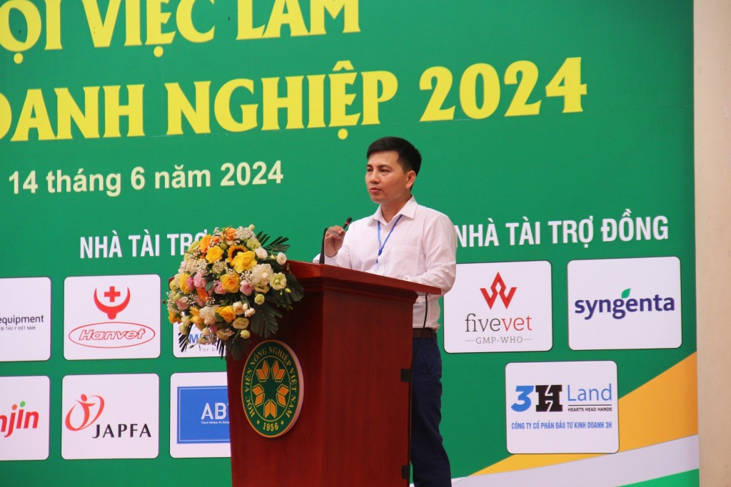 Là Chủ tịch Công đoàn Công ty Cổ phần Tập đoàn Marphavet - ông Trần Xuân Thành bày tỏ mong muốn được tuyển dụng thêm 120 sinh viên từ Học viện Nông nghiệp Việt Nam