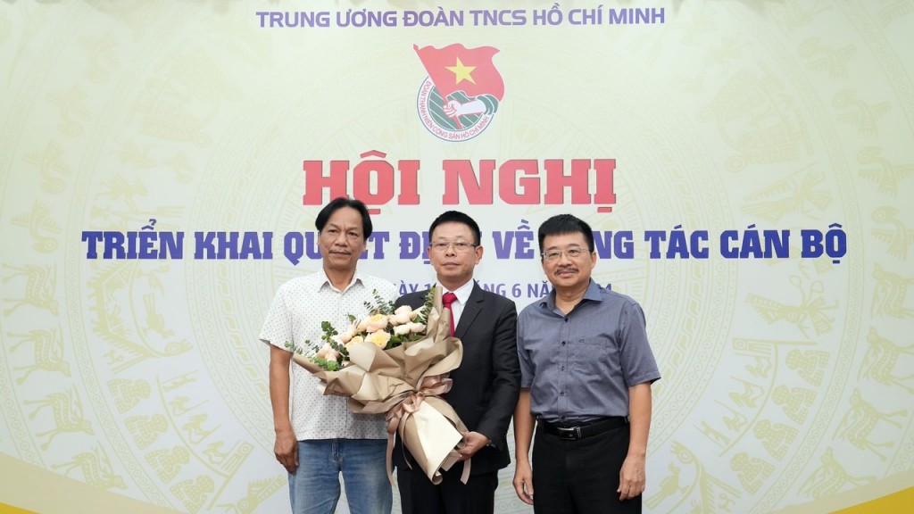 Ban biên tập báo Tiền Phong tặng hoa chúc mừng Tổng biên tập Phùng Công Sưởng