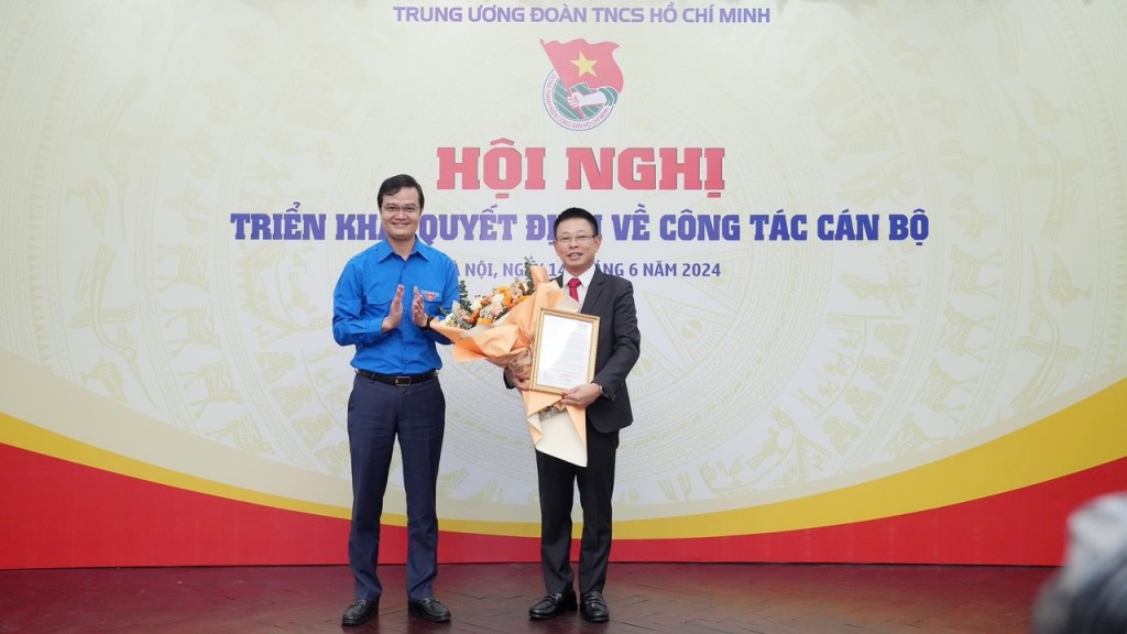 Anh Bùi Quang Huy…. trao quyết định và tặng hoa tân TBT báo TP Phùng Công Sưởng