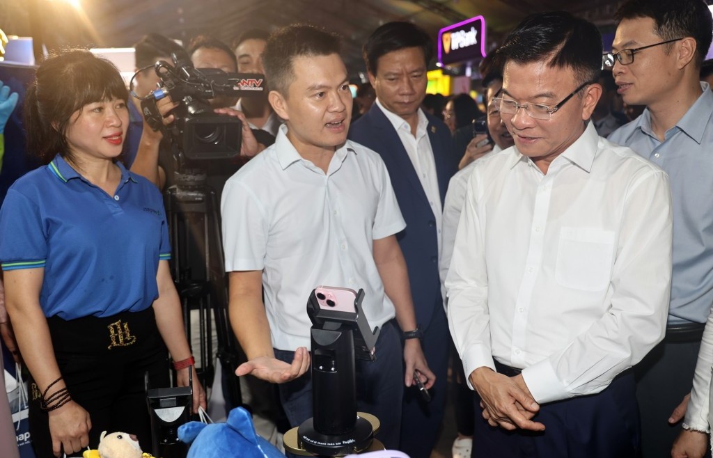 Phó Thủ tướng Lê Thành Long dự khai mạc Lễ hội Không tiền mặt năm 2024