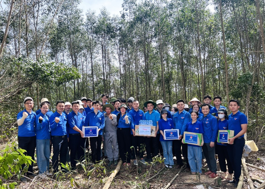 Ban Thường vụ Huyện đoàn Đô Lương thăm hỏi, động viên và tặng quà các bạn trẻ đang tham gia hỗ trợ dự án tại xã Ngọc Sơn, huyện Quỳnh Lưu