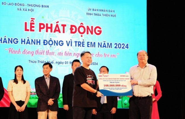 Khởi động Home Love 2024, Home Credit trao học bổng cho học sinh khó khăn tại Huế