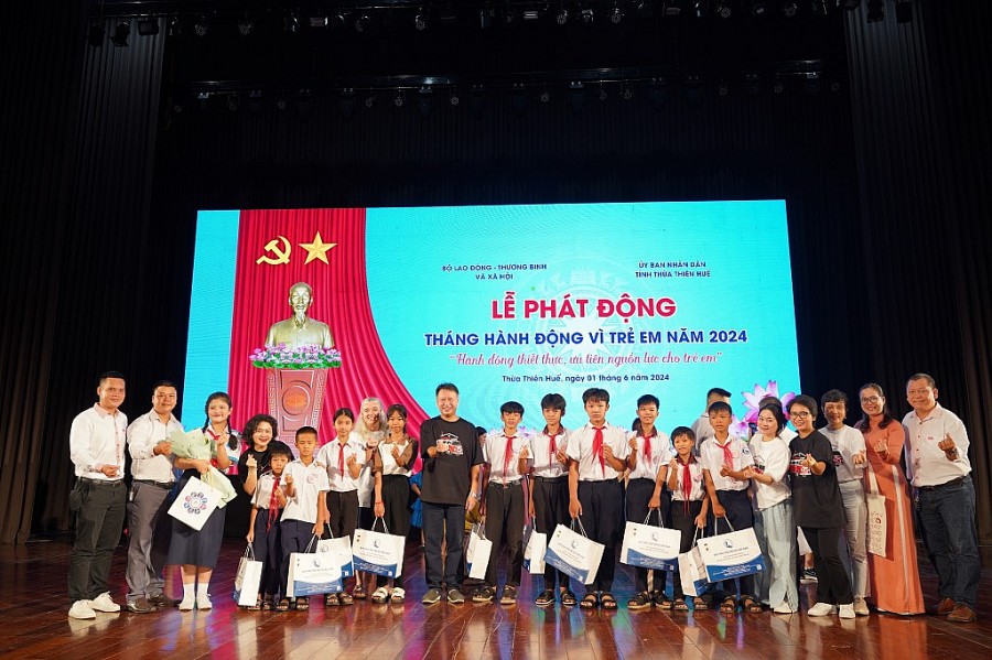 Ông Pham Ngoc Khang (áo đen), Tổng giám đốc Home Credit Việt Nam trao học bổng cho các học sinh