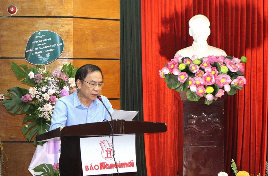 Nhà báo Phạm Đông, Trưởng ban Liên lạc Nhà báo cao tuổi Hà Nội trình bày báo cáo. Ảnh: Đình Hiệp