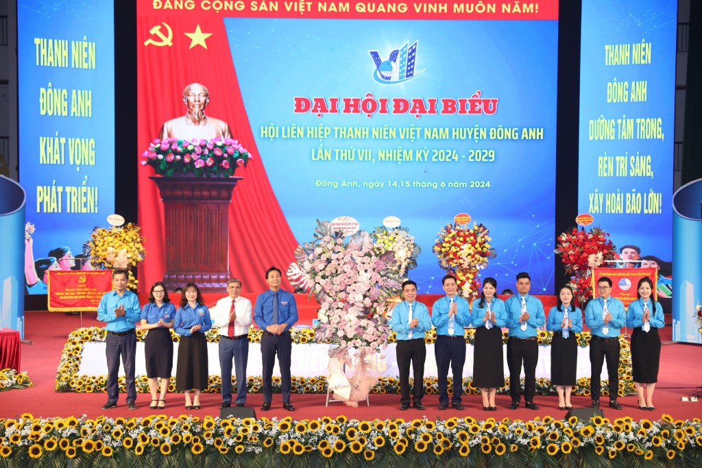 Thành đoàn Hà Nội tặng hoa chúc mừng