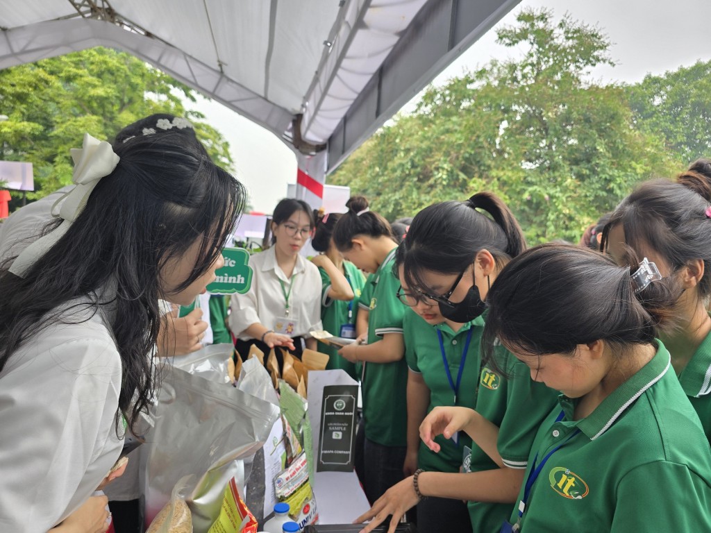 Nhiều bạn trẻ quan tâm đến sản phẩm khởi nghiệp sáng tạo của sinh viên Học viện Nông nghiệp Việt Nam