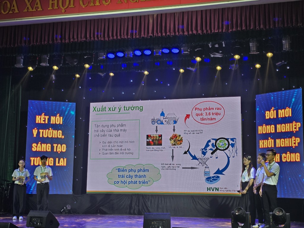 Sinh viên Học viện Nông nghiệp Việt Nam trình bày dự án Sản xuất thức ăn viên PIMAPA cho gia súc nhai lại từ phụ phẩm trái cây