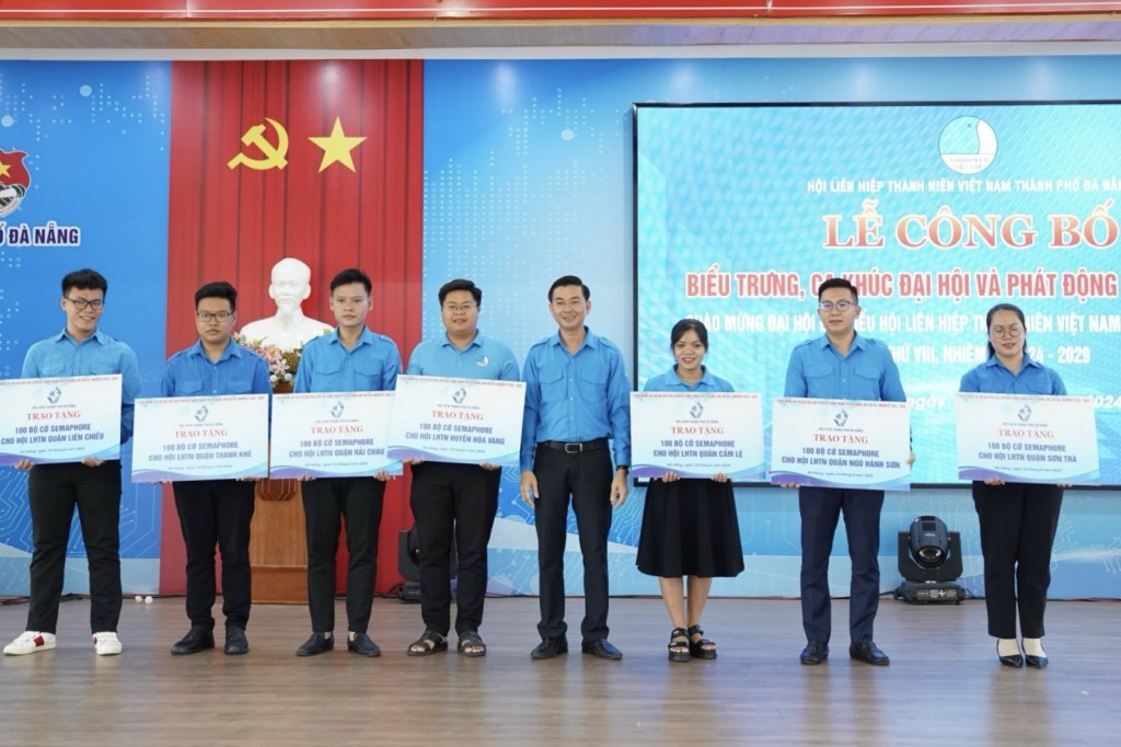 Hội LHTN Việt Nam TP Đà Nẵng  trao tặng 700 bộ cờ Semaphore cho Ủy ban Hội 7 quận, huyện và phát động đợt cao điểm thi đua chào mừng Đại hội (Ảnh Đ.Minh)