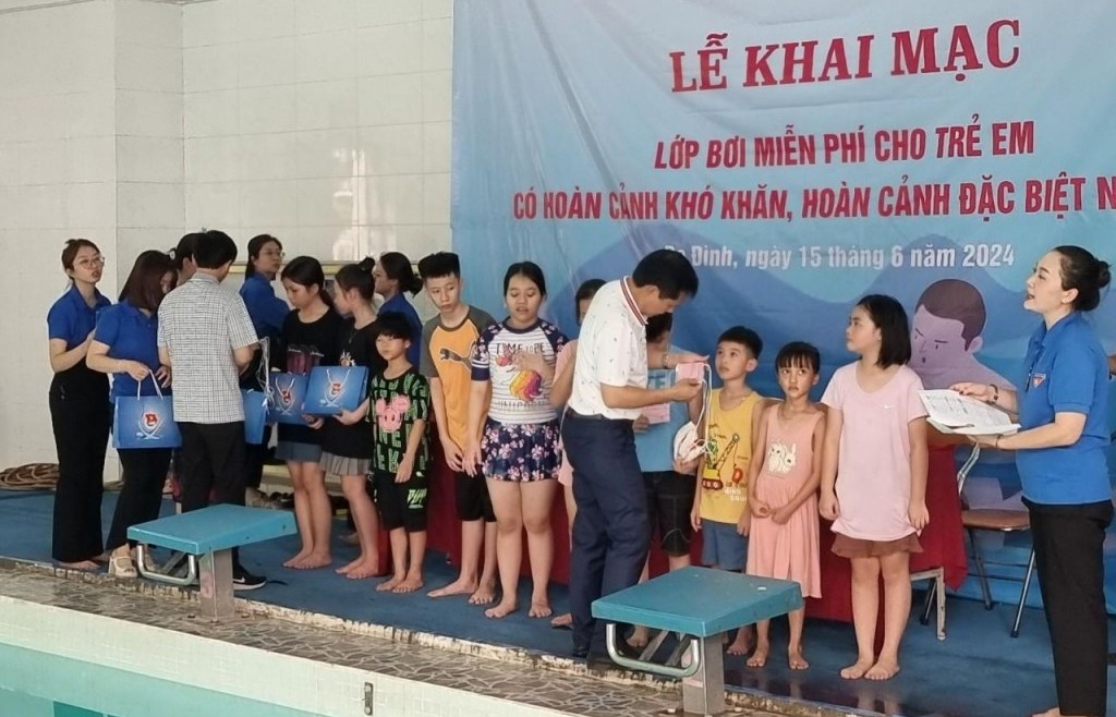 Tổ chức dạy bơi miễn phí cho trẻ em có hoàn cảnh khó khăn