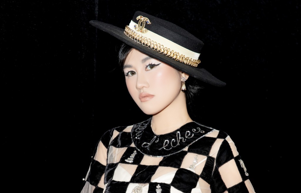Emily Hồng Nhung "hóa" quân hậu khi đi xem thời trang