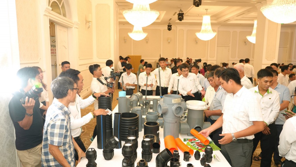 Các đại biểu thăm quan các sản phẩm công nghệ cao của Công ty CP Nhựa Tiền Phong