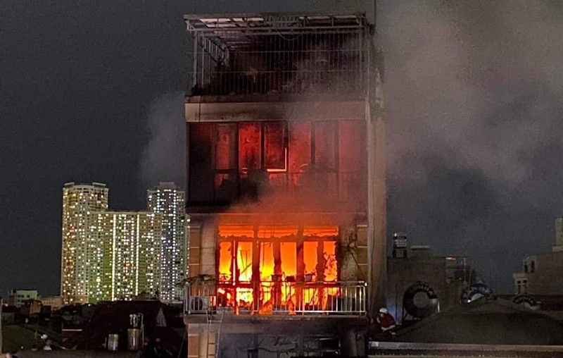 Lúc 19h20, lửa vẫn bốc cháy ngụt ngụt ở tầng cao của ngôi nhà