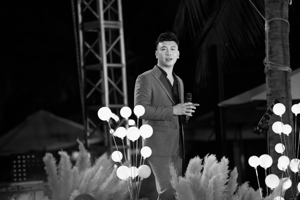 Nam ca sĩ Việt Anh - khách mời góp phần làm nên thành công trong đêm nhạc của Hồ Quỳnh Hương