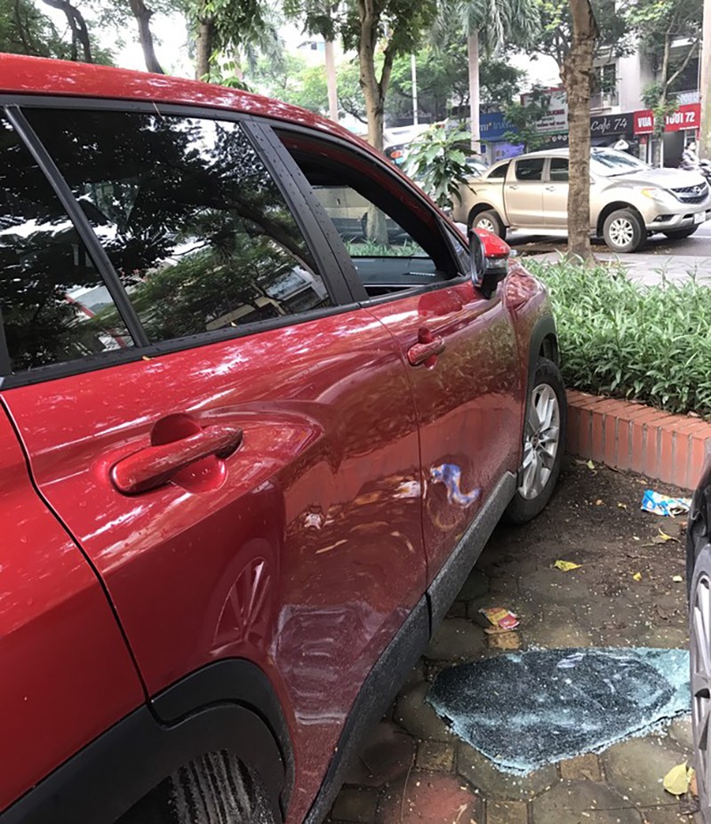 9 ô tô để ở khu đô thị Văn Quán bị kẻ gian đập kính