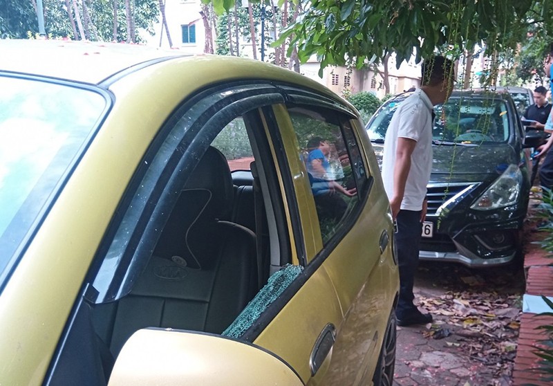 9 xe ô tô bị đập vỡ kính ở khu đô thị Văn Quán