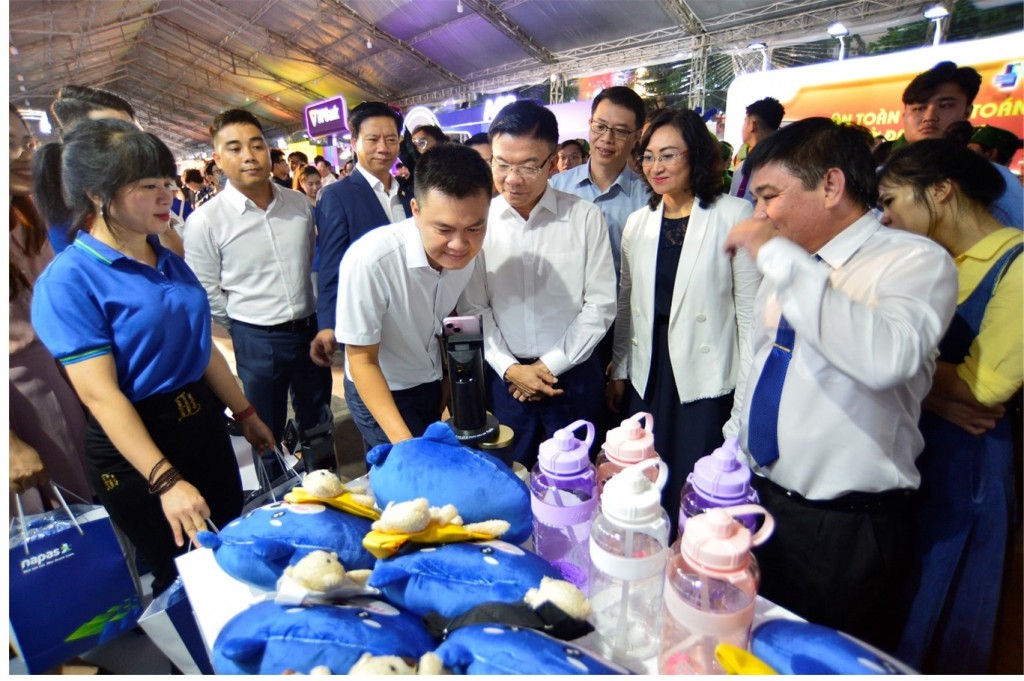 Phó Thủ tướng trải nghiệm thanh toán không dùng tiền mặt của NAPAS Phó Thủ tướng trải nghiệm thanh toán không dùng tiền mặt của NAPAS