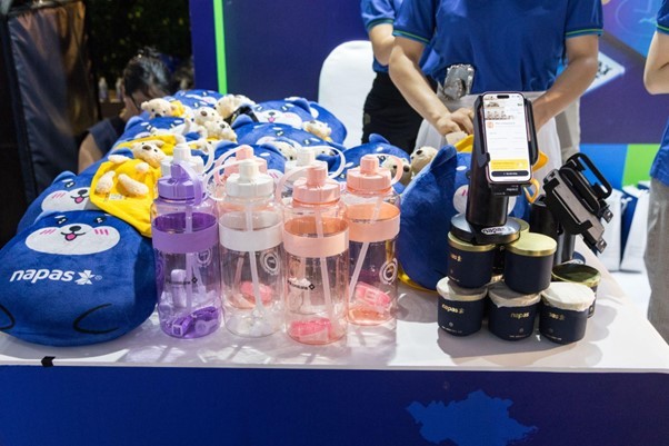 Phó Thủ tướng trải nghiệm thanh toán không dùng tiền mặt của NAPAS Phó Thủ tướng trải nghiệm thanh toán không dùng tiền mặt của NAPAS
