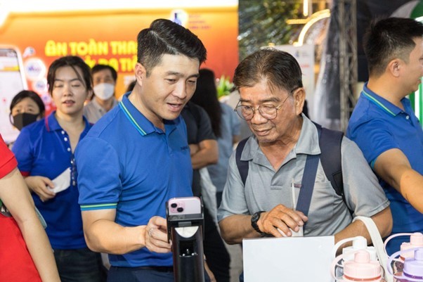 Phó Thủ tướng trải nghiệm thanh toán không dùng tiền mặt của NAPAS Phó Thủ tướng trải nghiệm thanh toán không dùng tiền mặt của NAPAS
