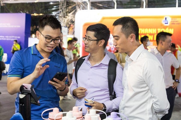 Phó Thủ tướng trải nghiệm thanh toán không dùng tiền mặt của NAPAS Phó Thủ tướng trải nghiệm thanh toán không dùng tiền mặt của NAPAS