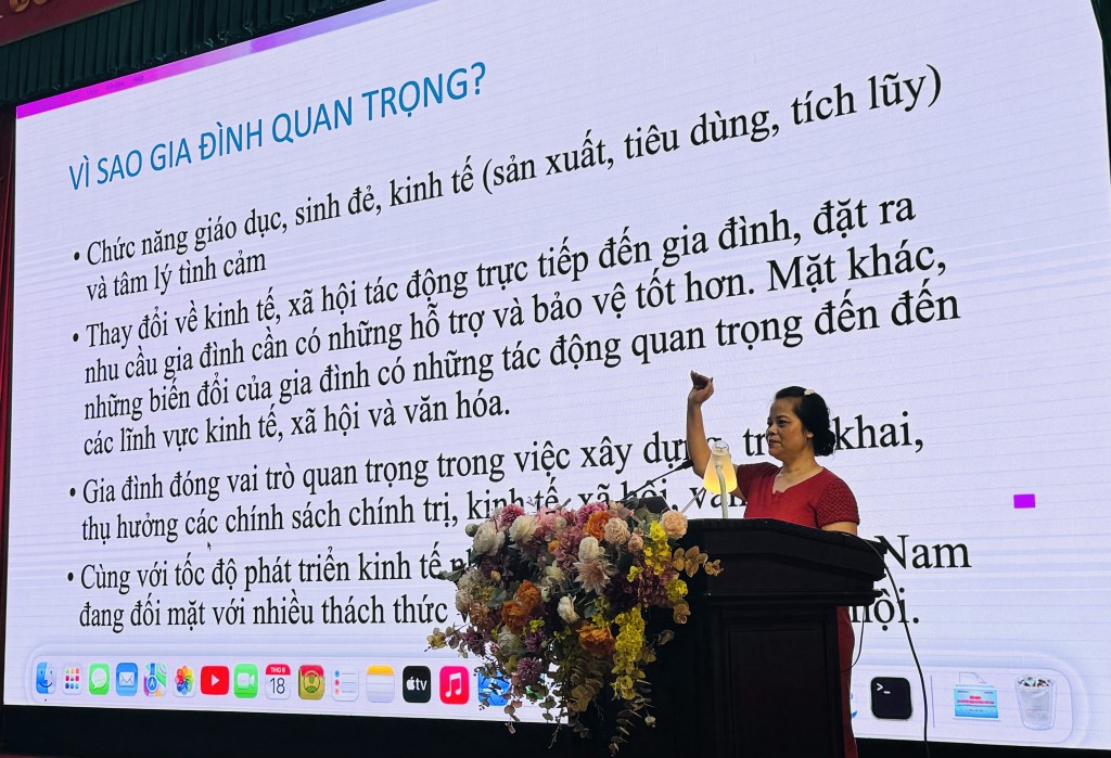 PGS, TS Trần Thị Minh Thi báo cáo tại Hội nghị